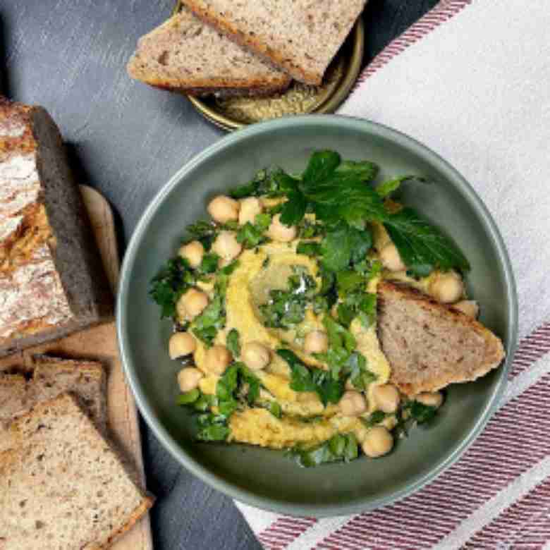 Hummus, mit ganzen Kichererbsen und Brot