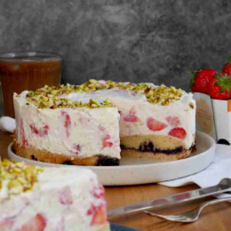 Eine Kuchen besteht aus zwei verschiedenen Kuchenböden mit einer Marmeladenschicht dazwischen und einer fruchtigen Mascarpone-Erdbeer-Creme.